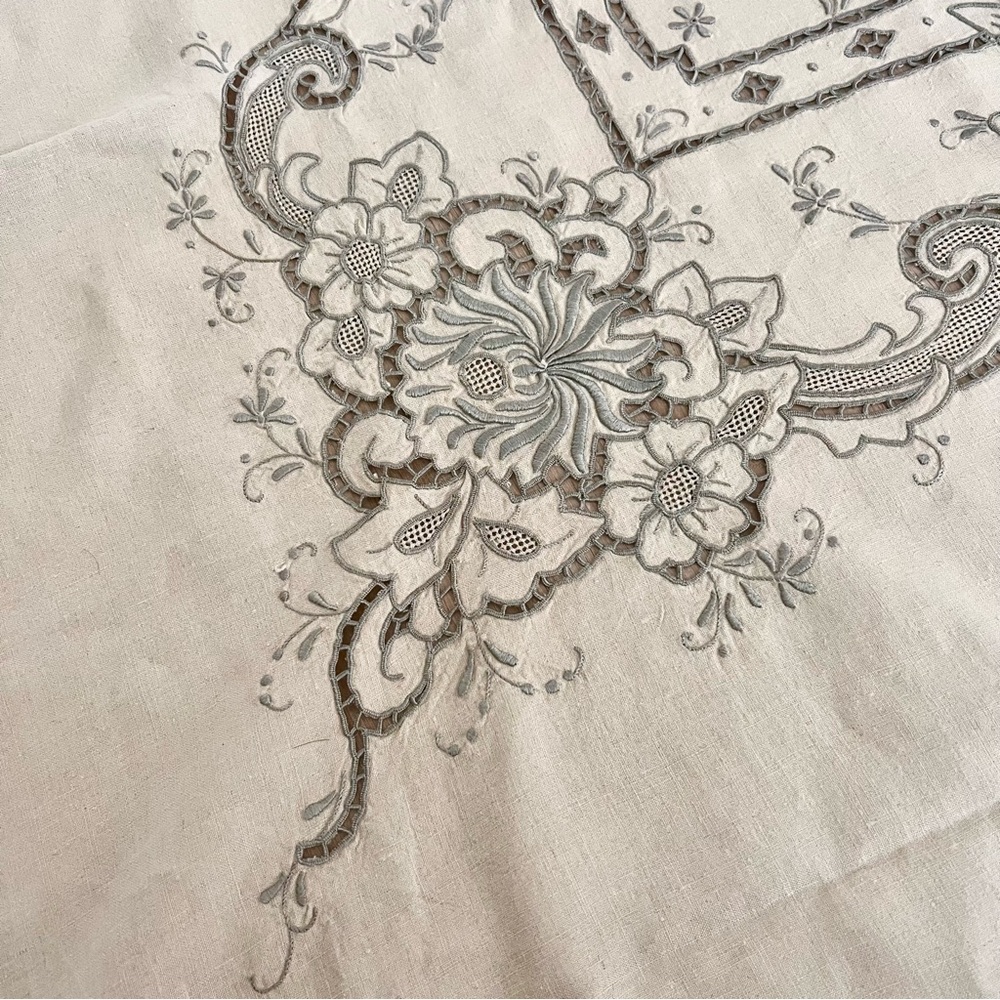 Vtg Madeira Embroidered Cutwork Lace Floral Linen Tablecloth 113”x62” & Napkins - Picture 4 of 10